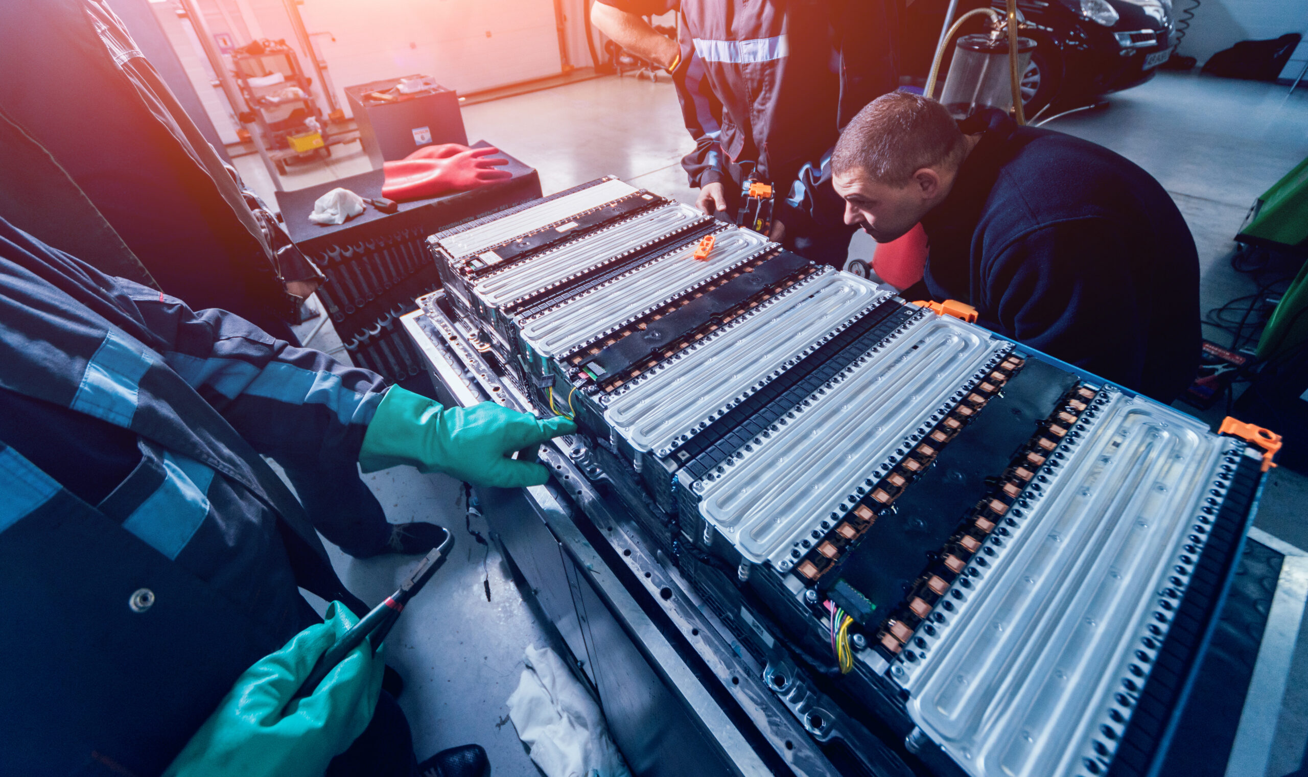 Charging the batteries of the elecric motor. Disassembling the battery of an electric vehicle engine